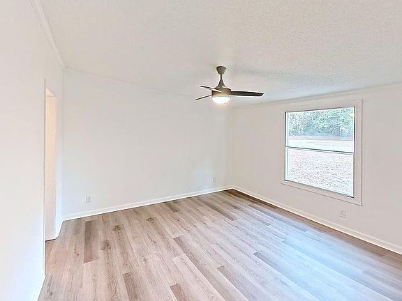 4th image of 410 Pond View Cir