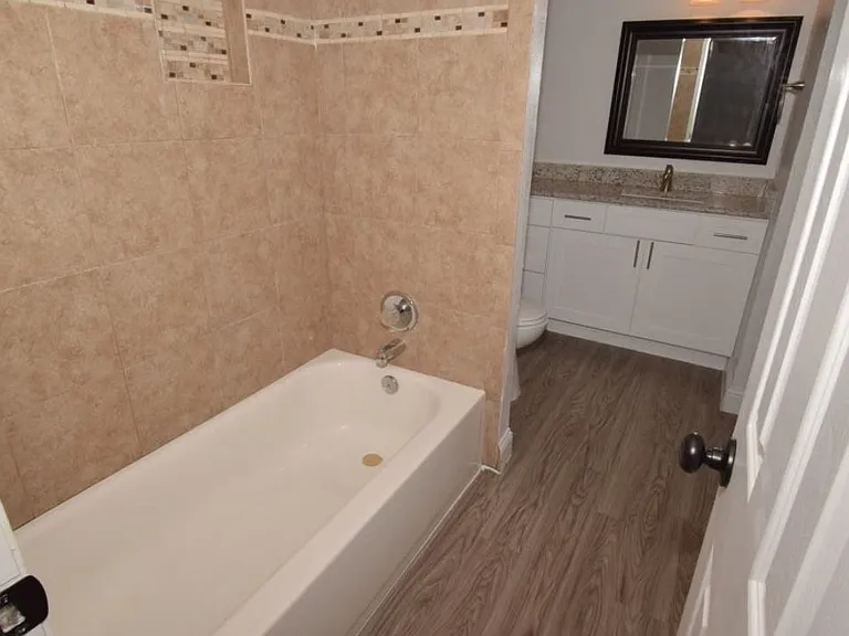 Lakeshore Villa Apartments — Photo 18