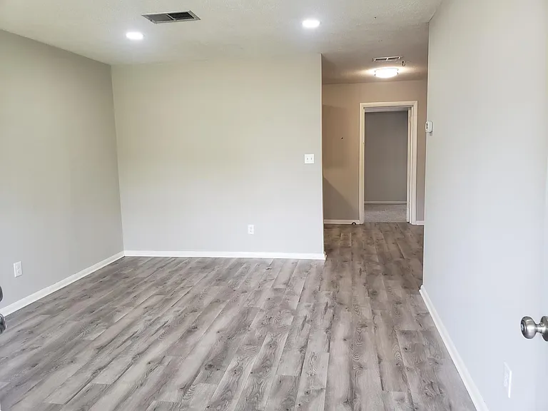 215 Newcastle Dr — Photo 2