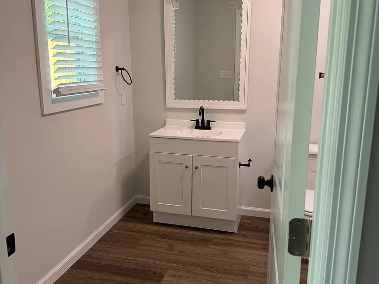 906 W Victory Dr — Photo 5