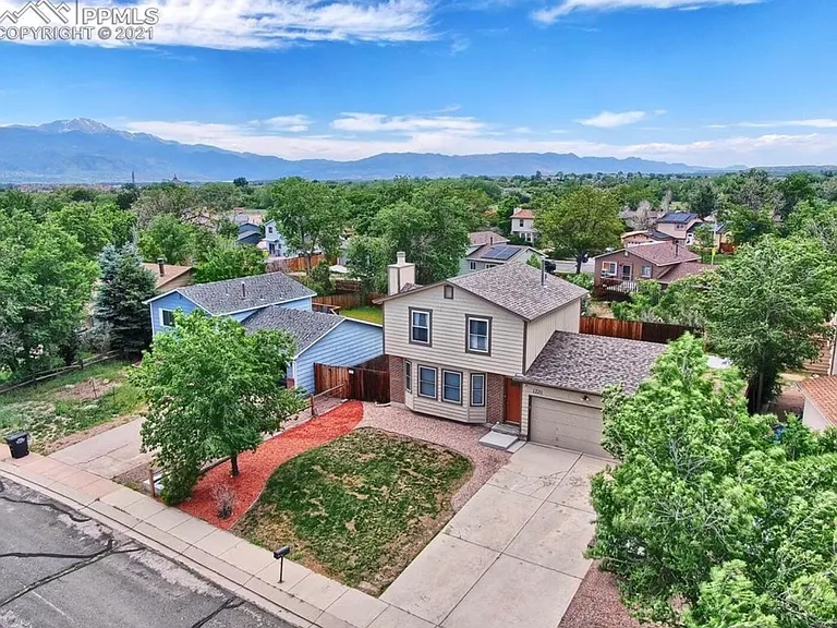 1220 Irving Ln — Photo 2