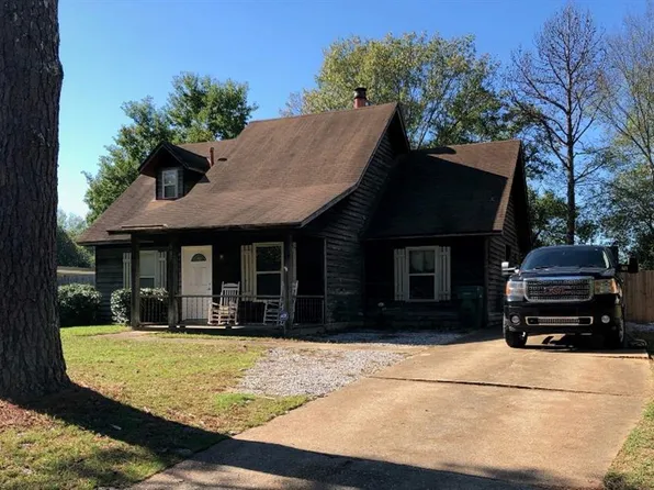 385 Honeysuckle Dr, Millbrook, AL 36054