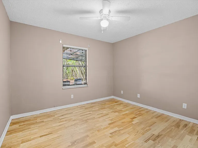 687 NE Maranta — Photo 21