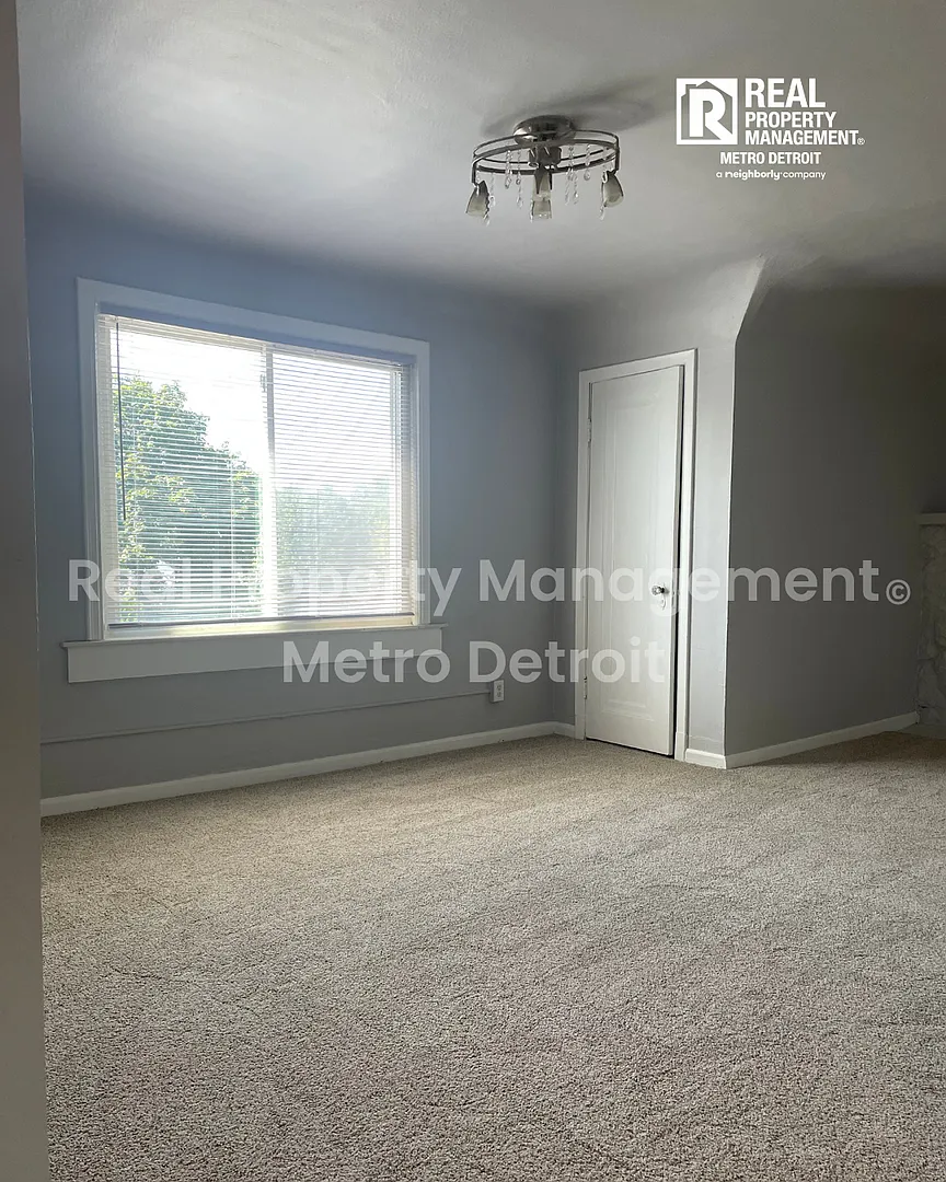 2-Bedroom Upper Unit in Pontiac, Michigan — Photo 3