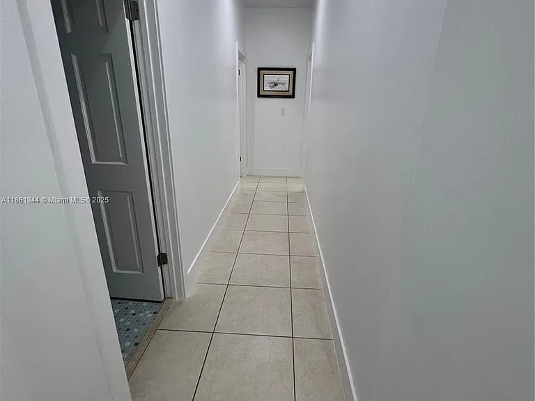 7760 Aviation Blvd — Photo 27