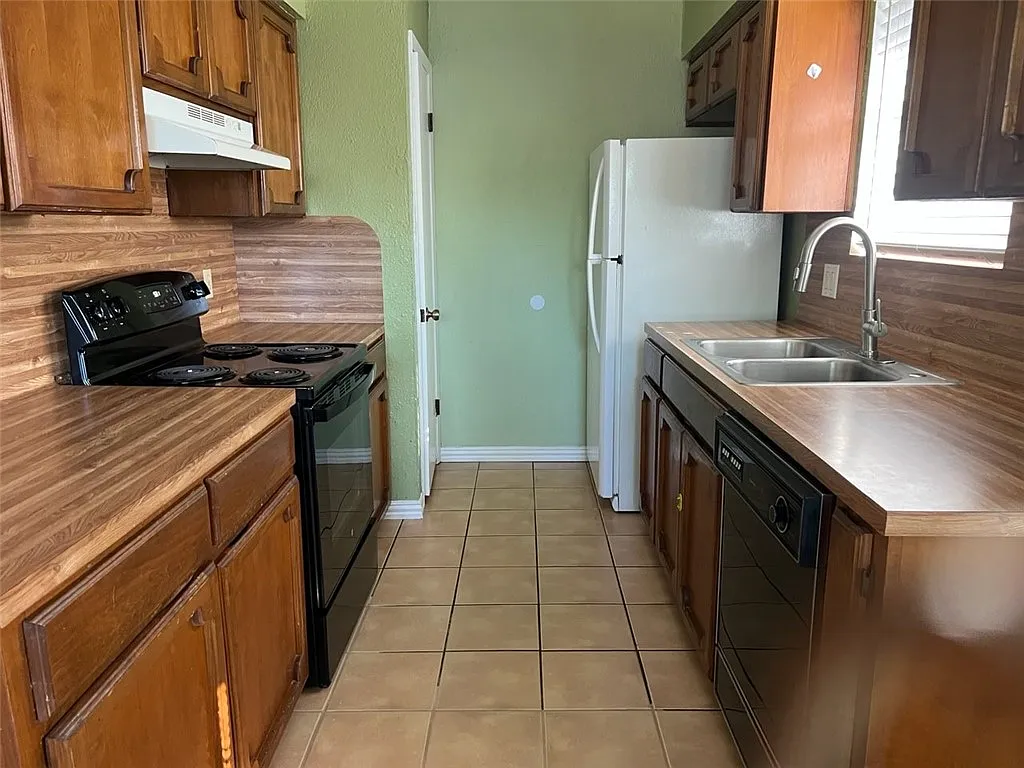 3 bed, 2.0 bath, 1300 sqft, $1,700 — Photo 3