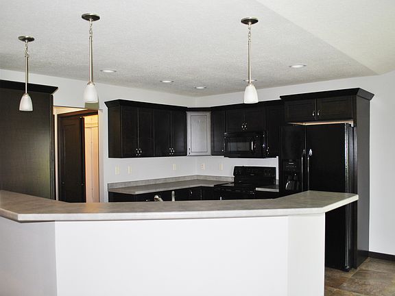 3rd image of 810 Lakeview Dr