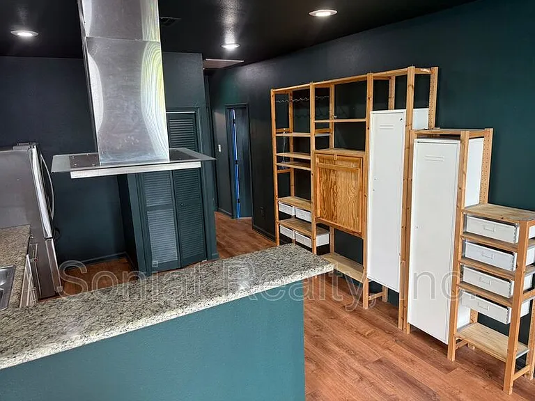 1461 N Robertson St — Photo 8