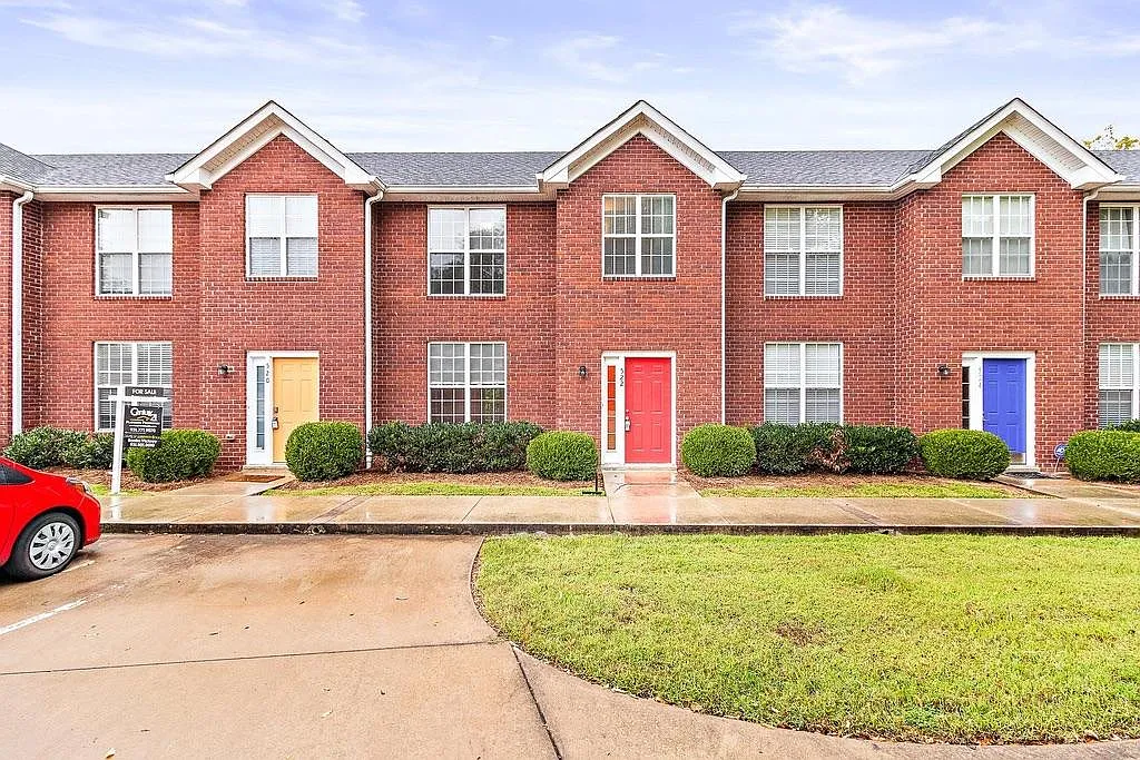 2 bed, 2.5 bath, 1272 sqft, $1,300 — Photo 1
