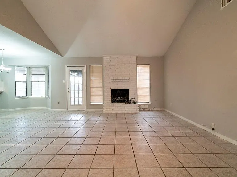 18746 Wood Glen Ln — Photo 17