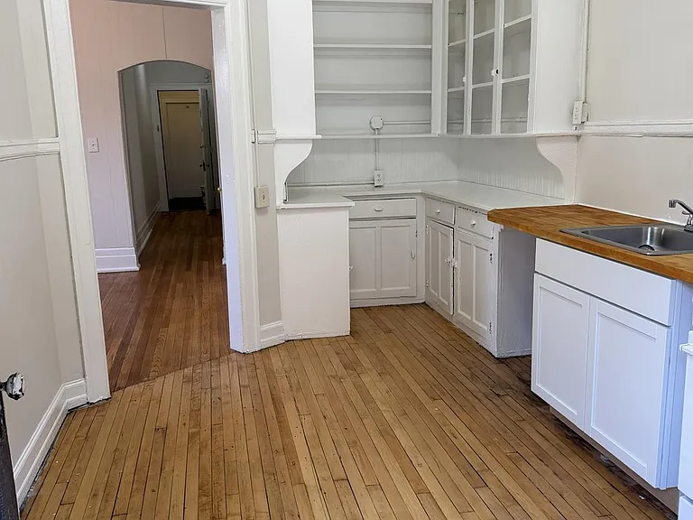 Arts and Crafts Apartments — Photo 9