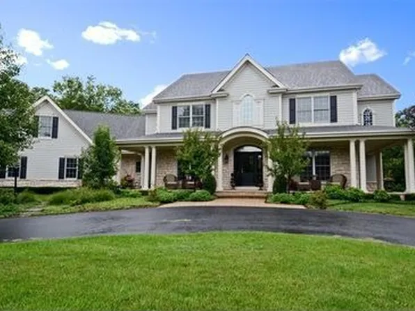 1N550 Indian Knoll Rd, West Chicago, IL 60185