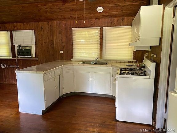 3rd image of 6900 Sunset Dr #1