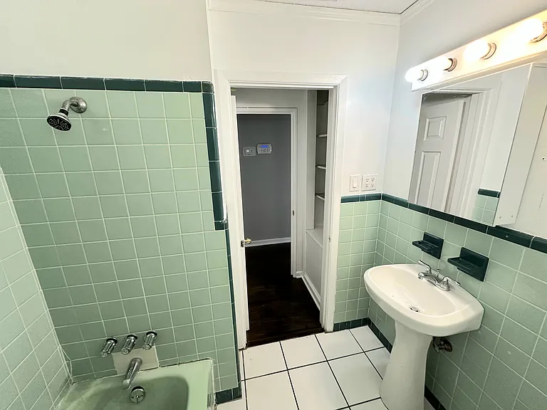 332 Bay St — Photo 28