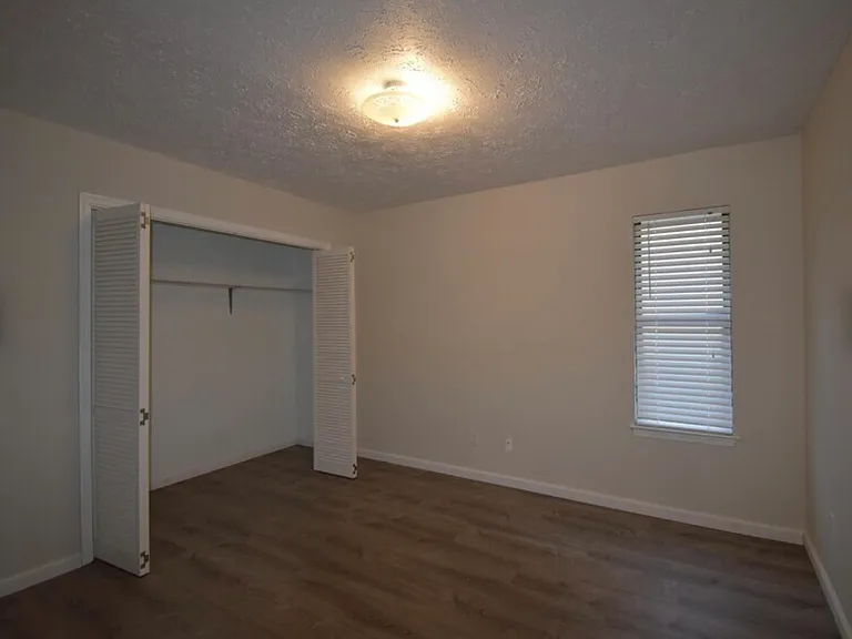 2328 Oakwood St — Photo 8