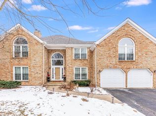 863 Raintree Dr, Naperville, IL 60540