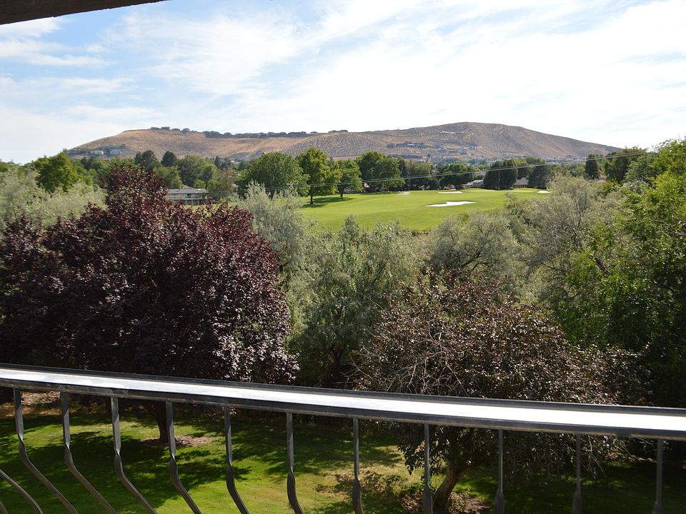 View from deck - enjoy coffee as the golfers go by.