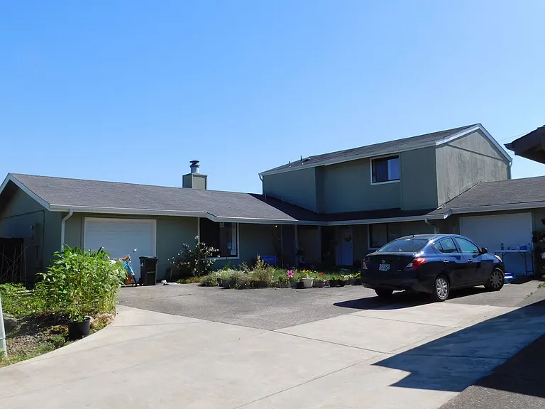 2083 Laurelhurst Dr — Photo 11