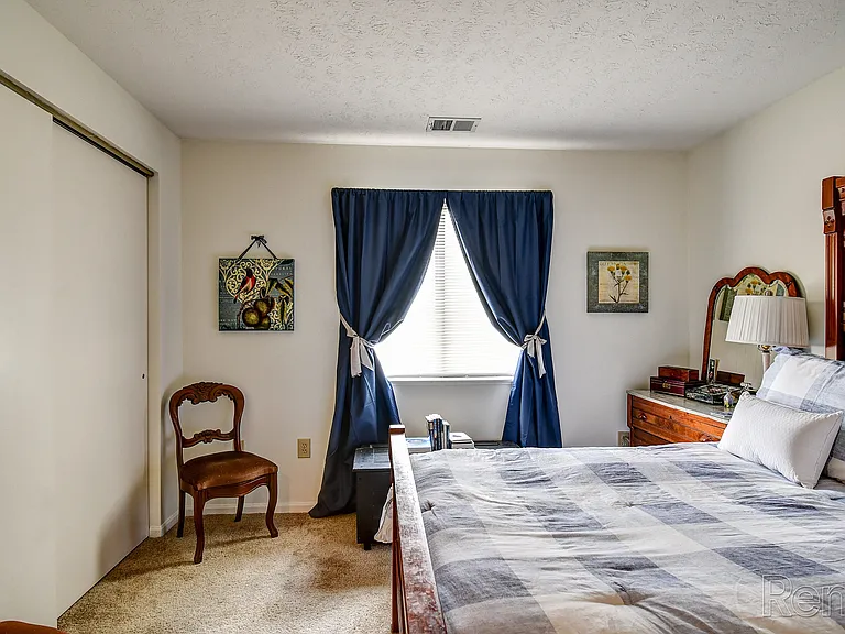 Hickory Knoll Apartments — Photo 21