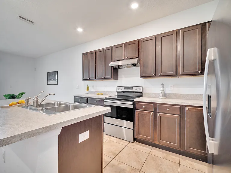 1370 Sterling Pointe Dr — Photo 2