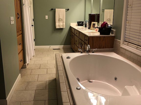 3rd image of 806 Oak Lawn Dr