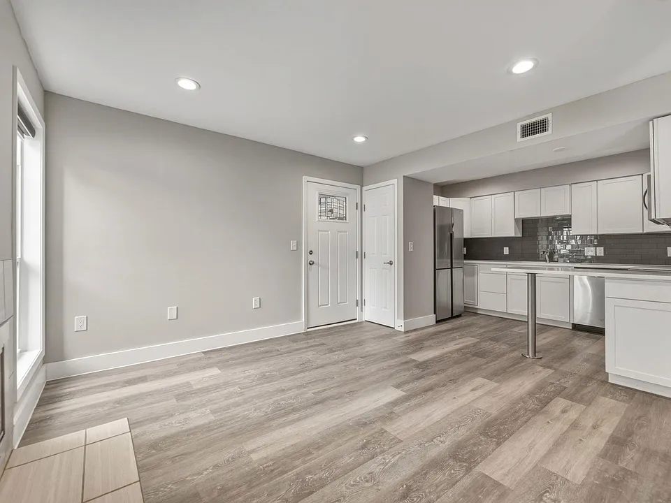 935 La Posada Dr #144