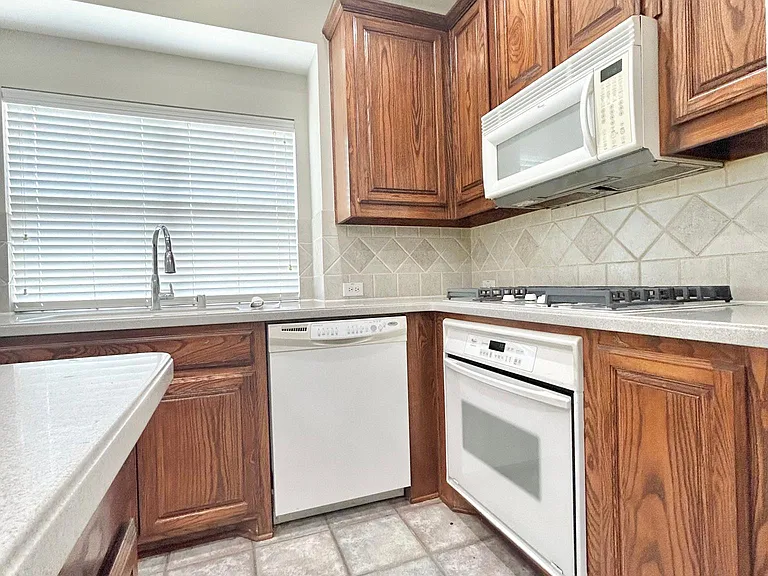 604 Peacock Dr — Photo 17