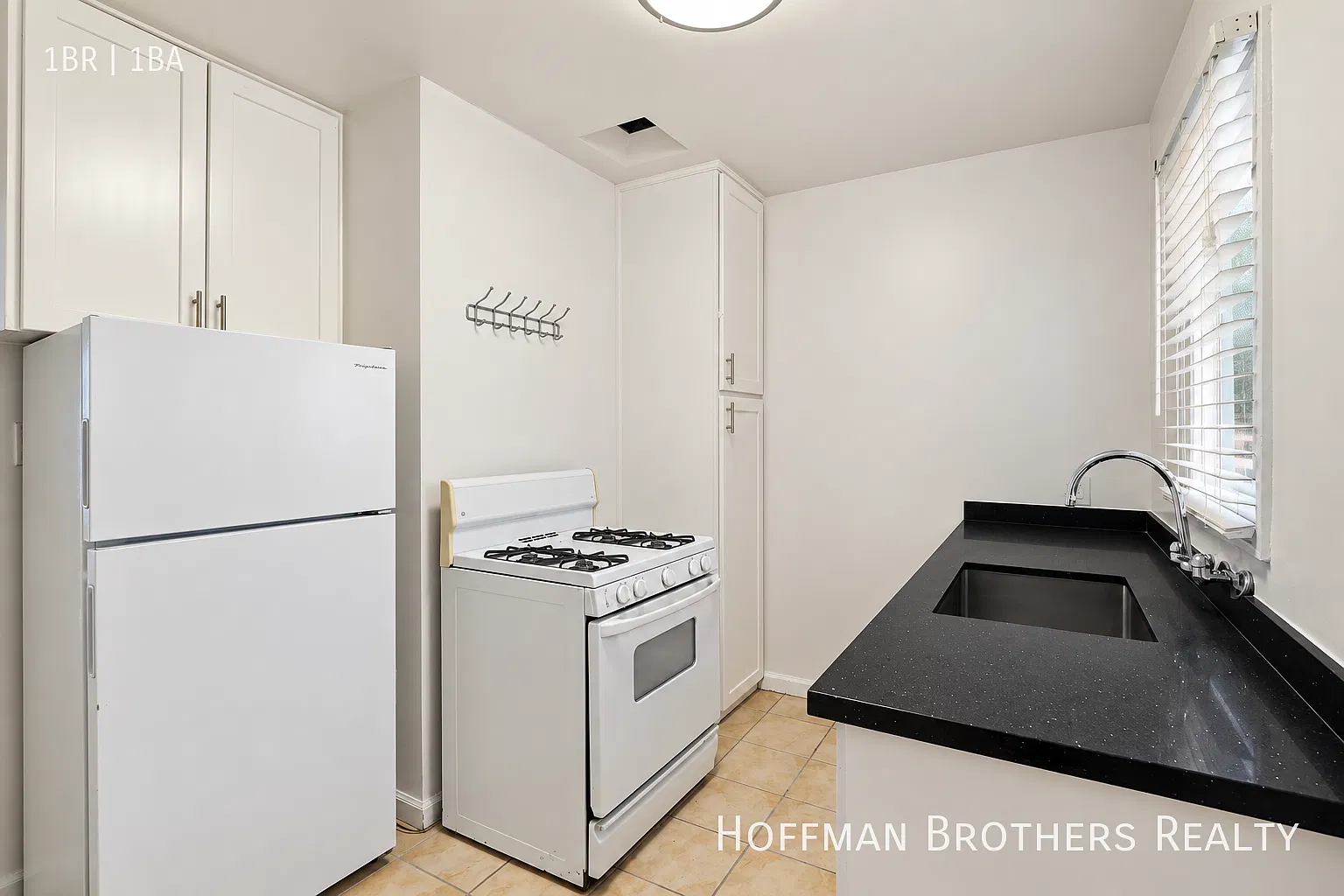 2 Weeks Free! Gated Venice 1br With Garage Parking, Updated Kitchen & Outdoor Area! — Photo 2