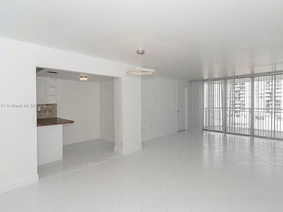 2nd image of 18071 Biscayne Blvd APT 702