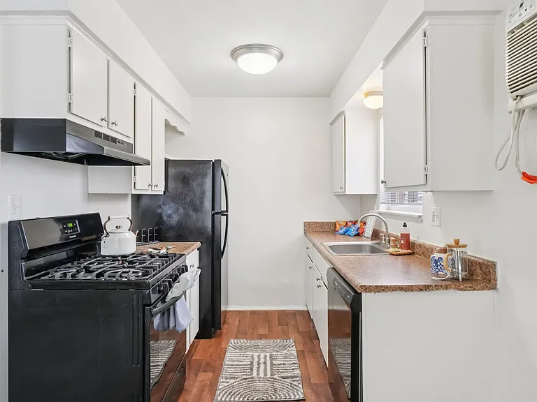 Cherry Hill Village Apartments - Dearborn Heights, MI — Photo 36