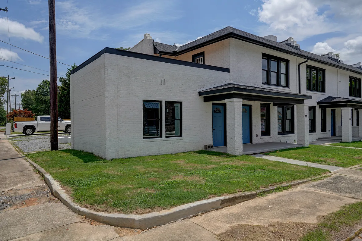 209 S Woodrow St — Photo 1