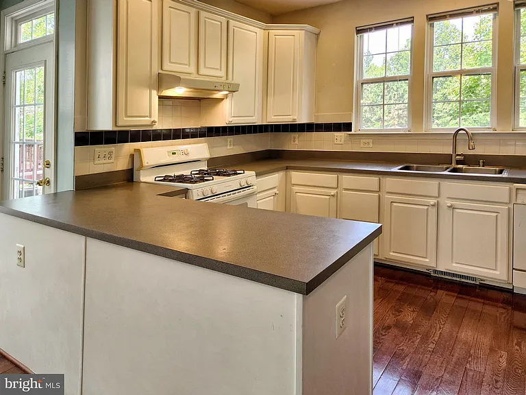 13906 Gothic Dr — Photo 16