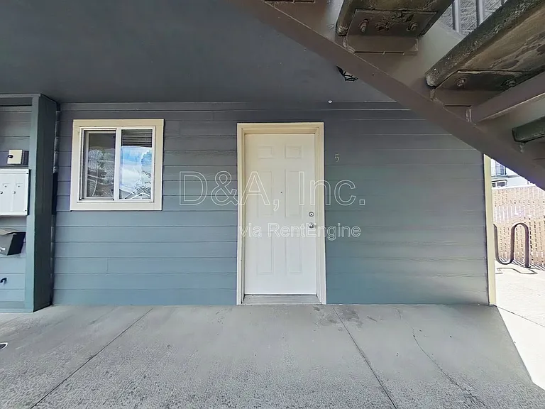 725 SW 13th St #5 — Photo 2
