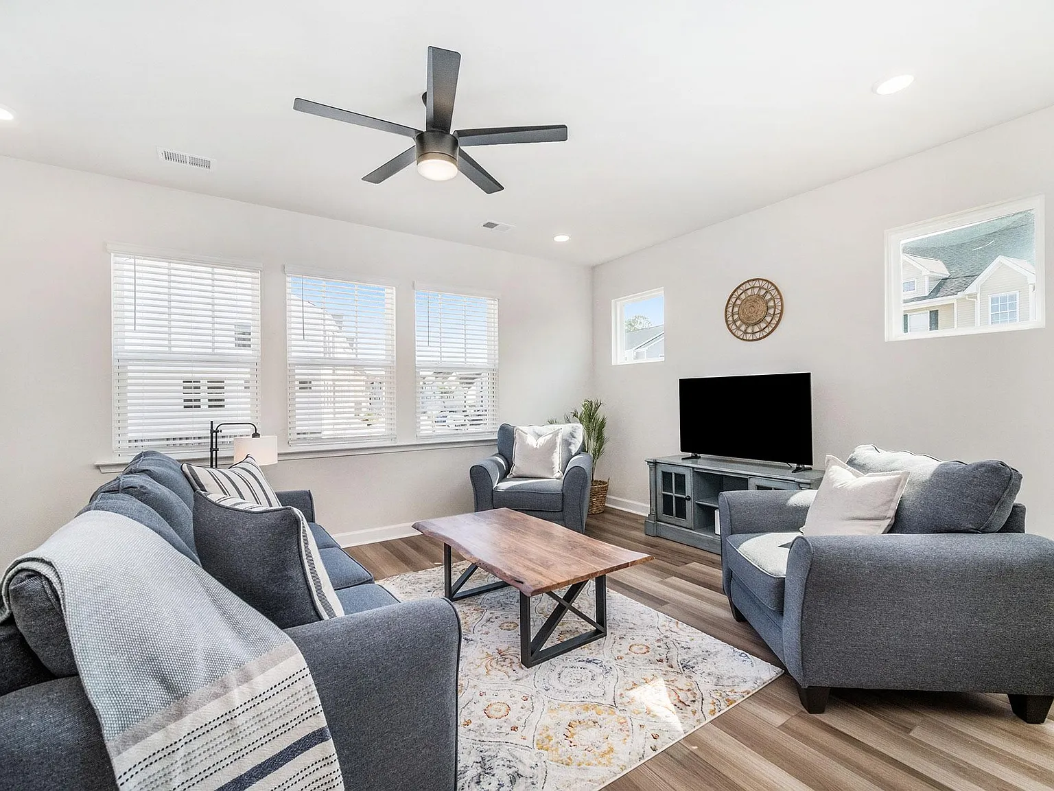 318 Lanyard St — Photo 2
