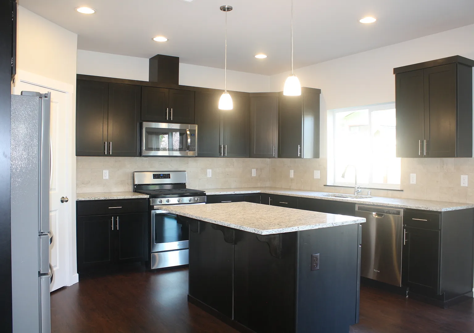4 bdrm 2.5 bath PLUS a den/office on main, Newer home (2018), Tankless H20 heater, Upgrades galor... — Photo 2