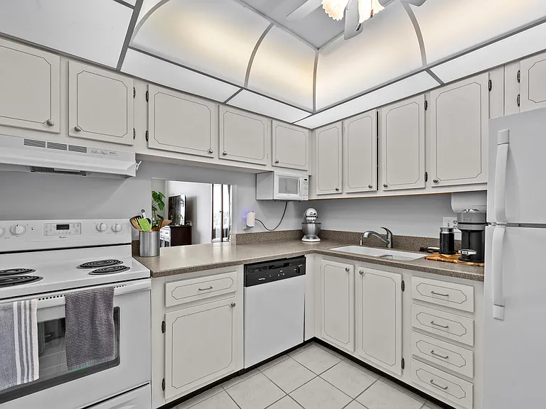 470 Executive Center Dr #5B — Photo 11