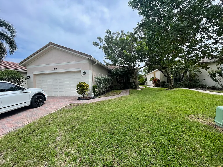 253 SW Coconut Key Way — Photo 8