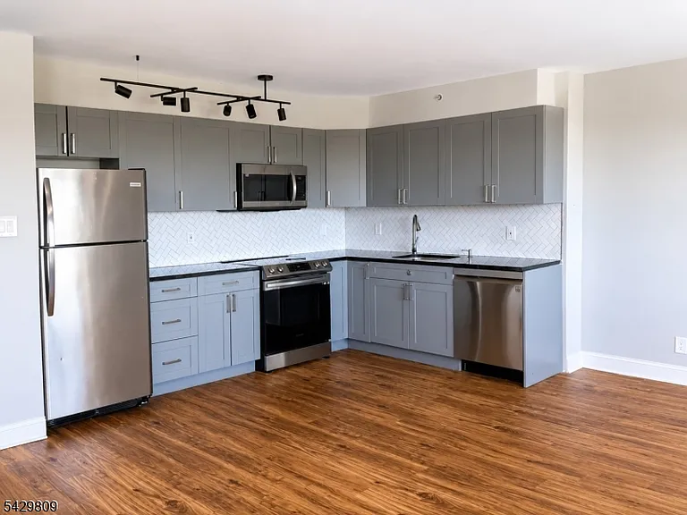 60 Parkway Dr E #9B — Photo 6