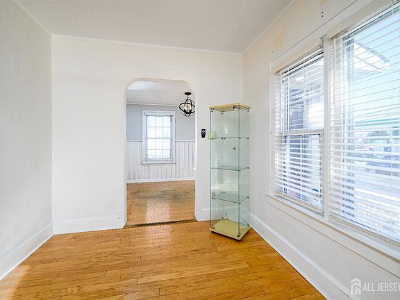 3rd image of 154 Lower Main St