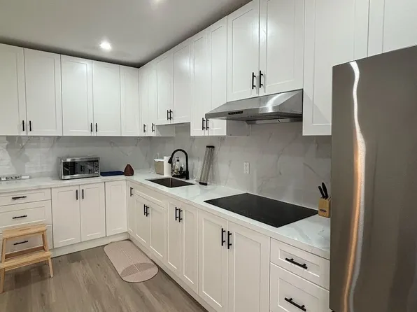 138 Robert St #101, Toronto, ON M5S 2K3