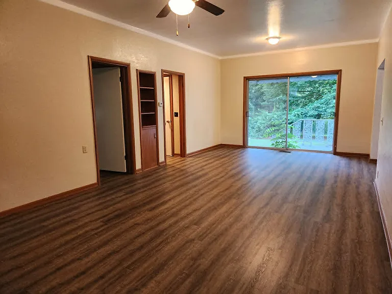 107 E Mockingbird Ln — Photo 5