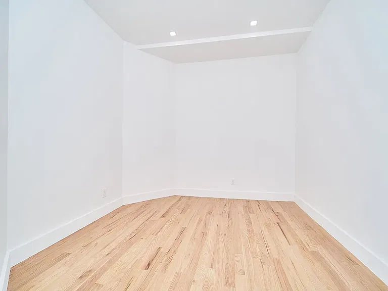 501 1/2 W 43rd St #3W — Photo 8