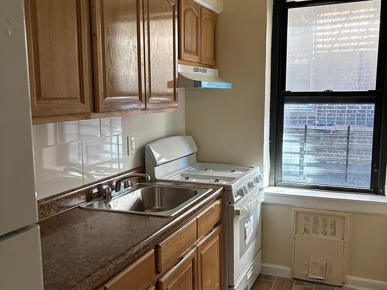 747 E 226th St #1E — Photo 4