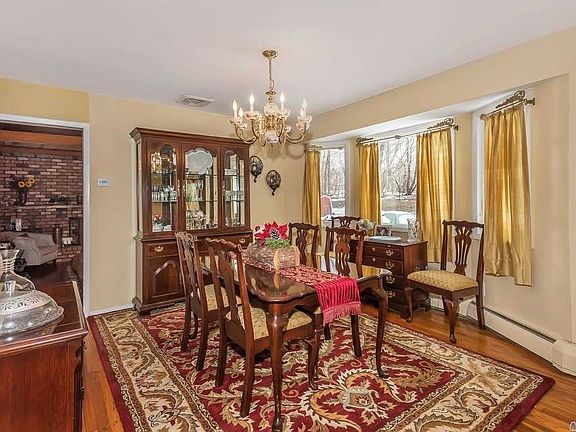 4th image of 32 Frazer Dr