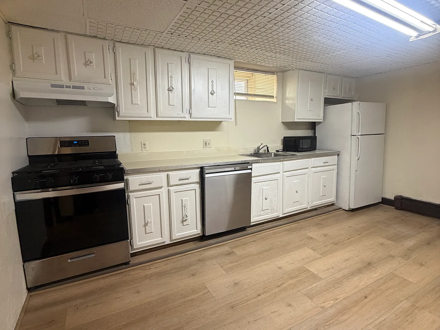 1 bed, 9999 sqft, $1,995 — Photo 2