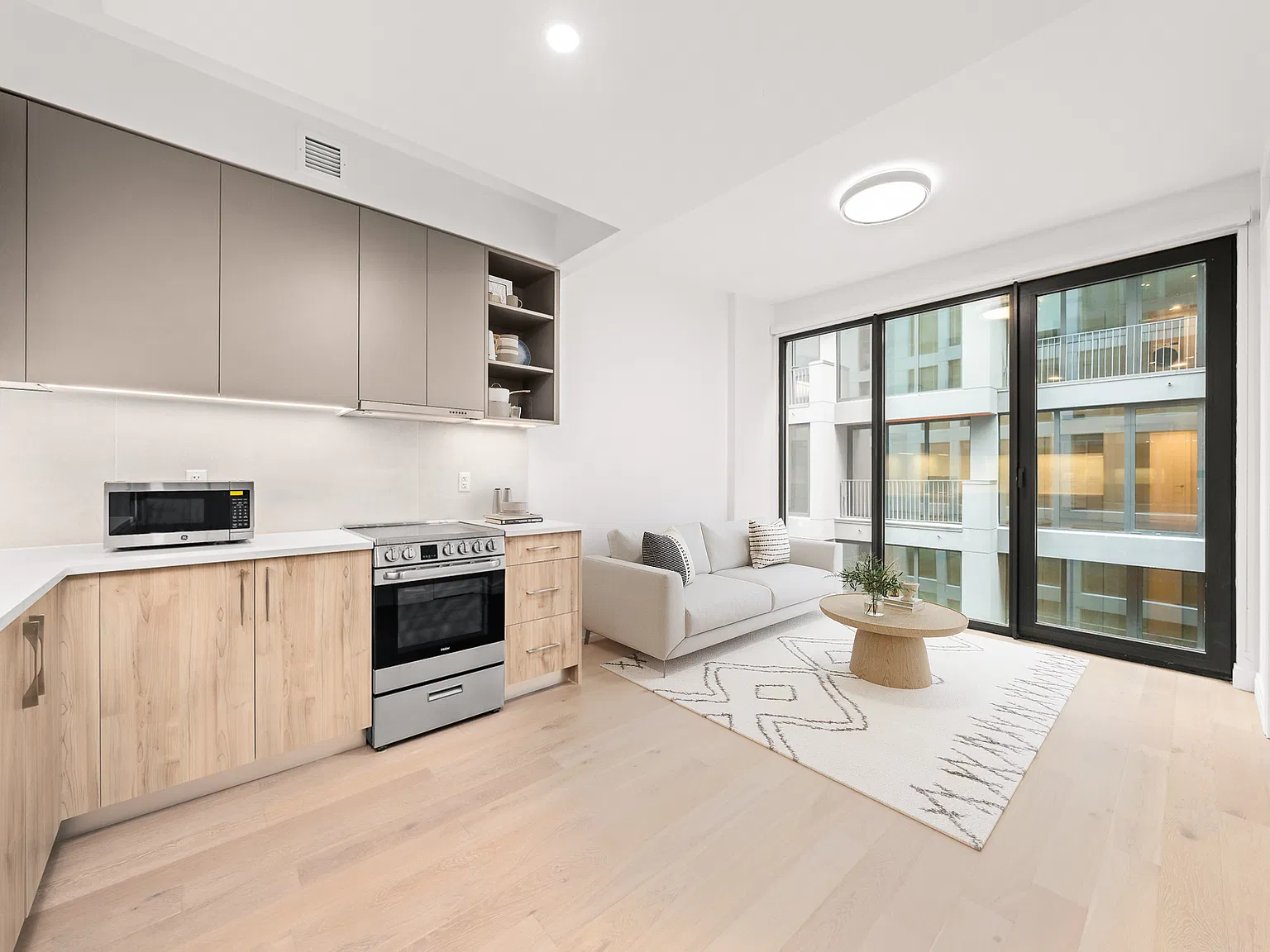 255 Lorimer St — Photo 1