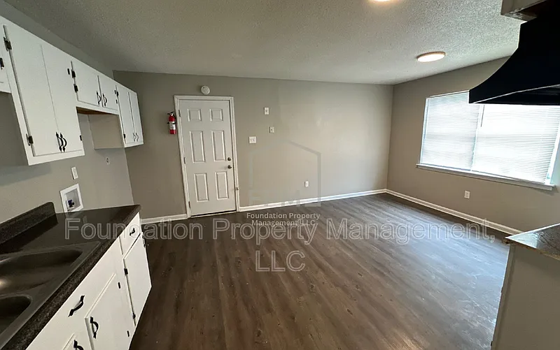 3 bed, 1.0 bath, 1014 sqft, $1,020 — Photo 4