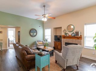 905 N Field Stone Dr, Lawrence, KS 66049