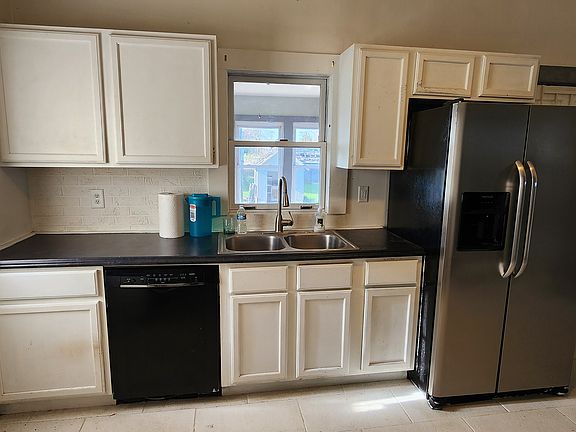 2nd image of 915 N Somonauk Rd