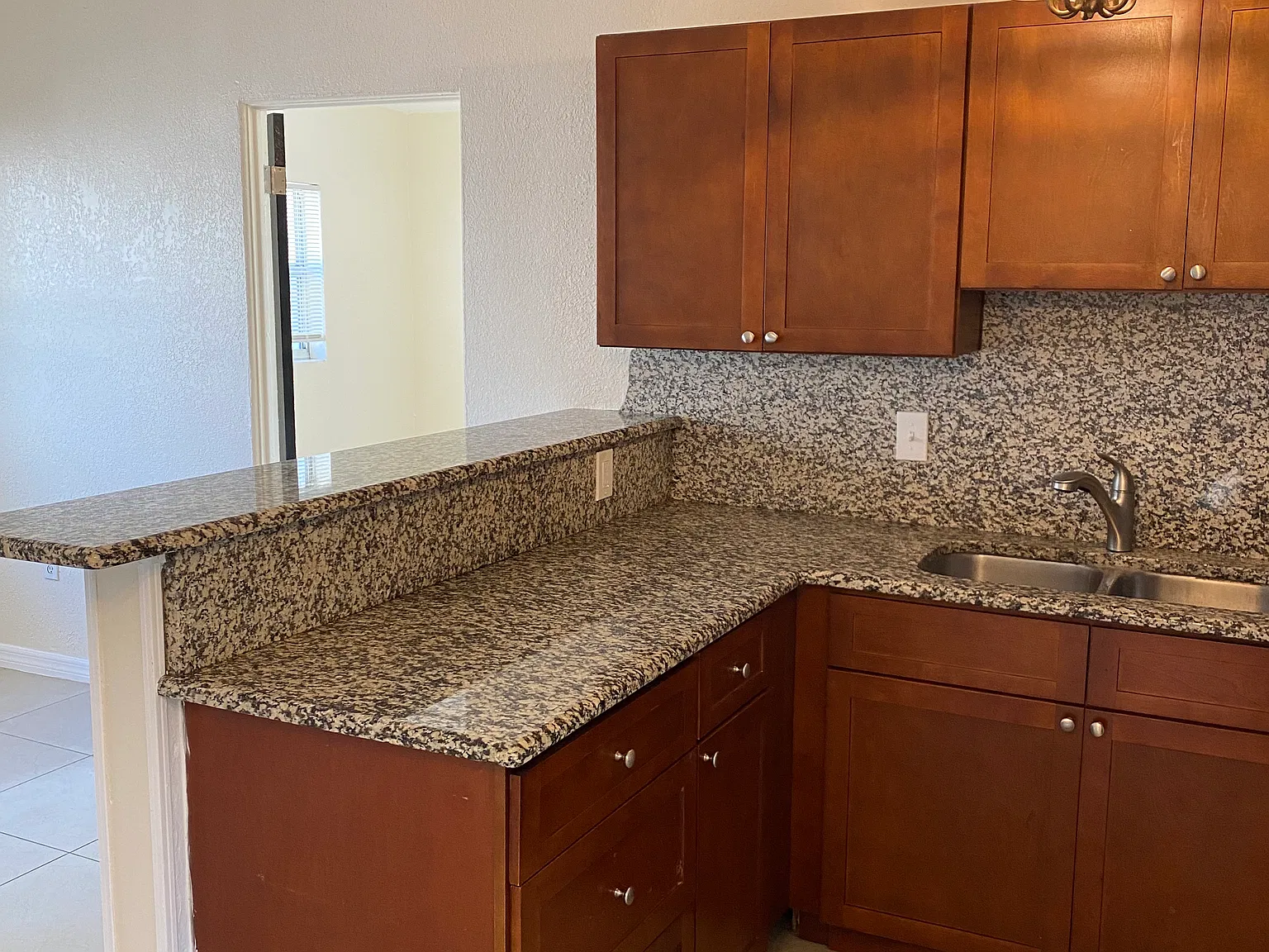 2 bed, 900 sqft, $1,600 — Photo 4